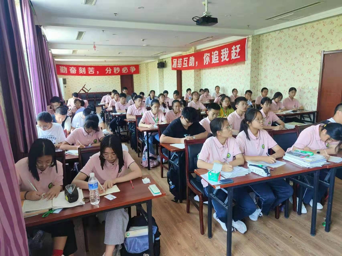 保定市满城区：文化名家传播书法之美_fororder_学生认真临摹书法技艺 摄影 杨斐