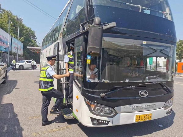 重庆高速执法部门：打造“平安暑运”为旅客保驾护航_fororder_图片1