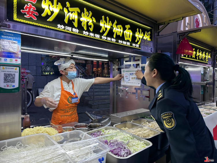 延安市宝塔区市场监管局开展“迎国庆 唱红歌 创食安”红歌快闪活动_fororder_图片3