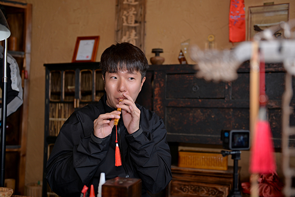 海外“网红”体验羌城风情 感受中国璀璨多姿的民族文化_fororder_韩国“网红”金峻范体验羌笛演奏-摄影-徐军