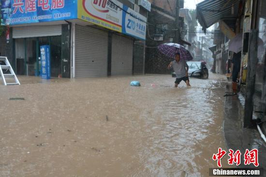 台风“莫兰蒂”携暴雨来袭 浙江文成县城多处被淹