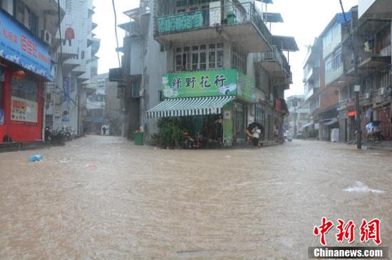 台风“莫兰蒂”携暴雨来袭 浙江文成县城多处被淹