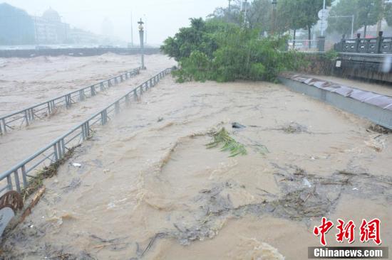 台风“莫兰蒂”携暴雨来袭 浙江文成县城多处被淹