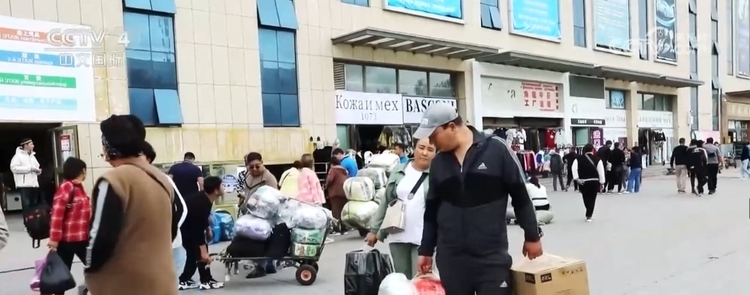 “一步跨两国” 中哈合作中心成两国游客“旅游购物天堂”