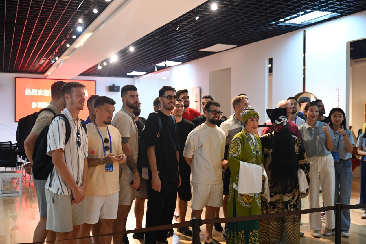 （原创）中国石家庄五人制足球国际争霸赛球员参观新华区非遗展馆_fororder_图片3