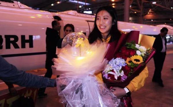 女排世界杯冠军成员颜妮、丁霞抵沈