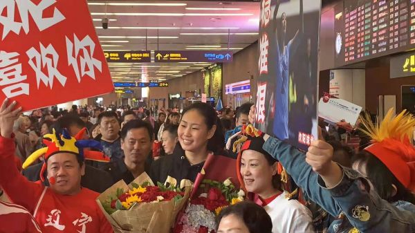 女排世界杯冠军成员颜妮、丁霞抵沈