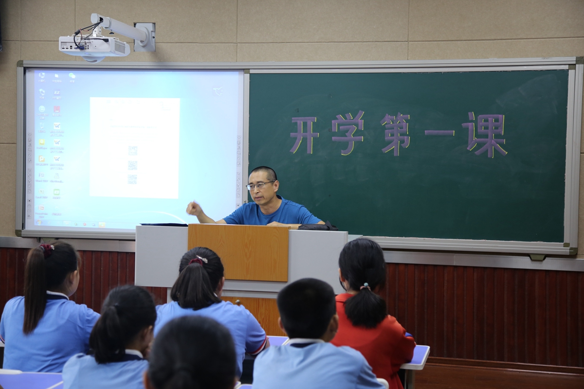图片默认标题_fororder_法制辅导员刘彬老师为学生讲解法律知识 摄影 袁野.JPG