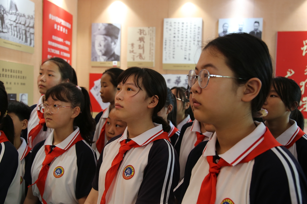 图片默认标题_fororder_在场学生认真聆听讲解 摄影 袁野.JPG
