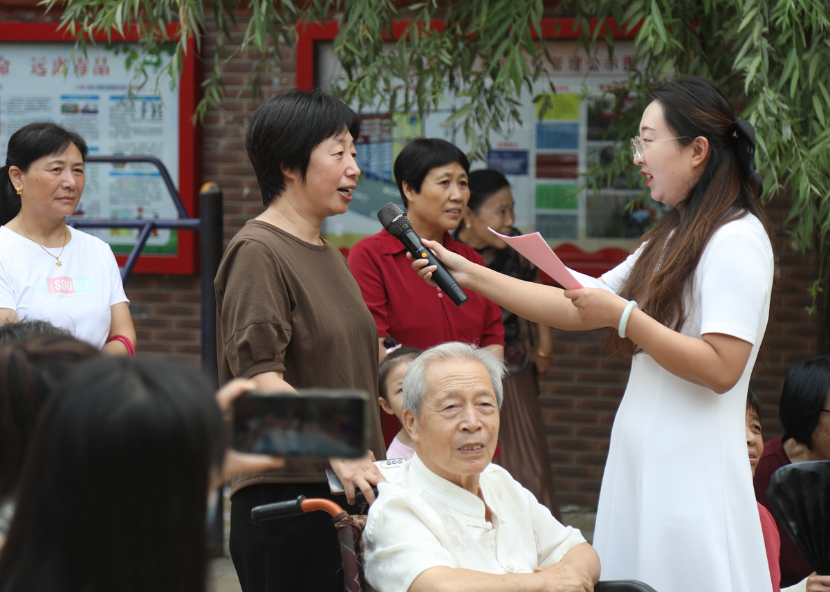 保定市满城区举行“赓续抗战精神 强国复兴有我”文艺演出_fororder_有奖问答环节 摄影 张丽娟