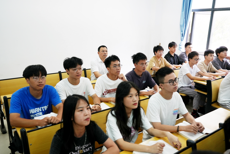 江西制造职业技术学院：校领导走进课堂 与学生共听开学第一课_fororder_61