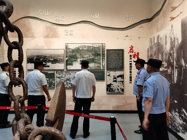 重庆大渡口公安组织开展走进红色钢城主题党日活动_fororder_图片1