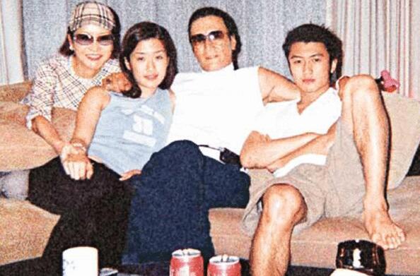 谢霆锋晒全家福 画面非常温馨家庭氛围也是让人羡慕