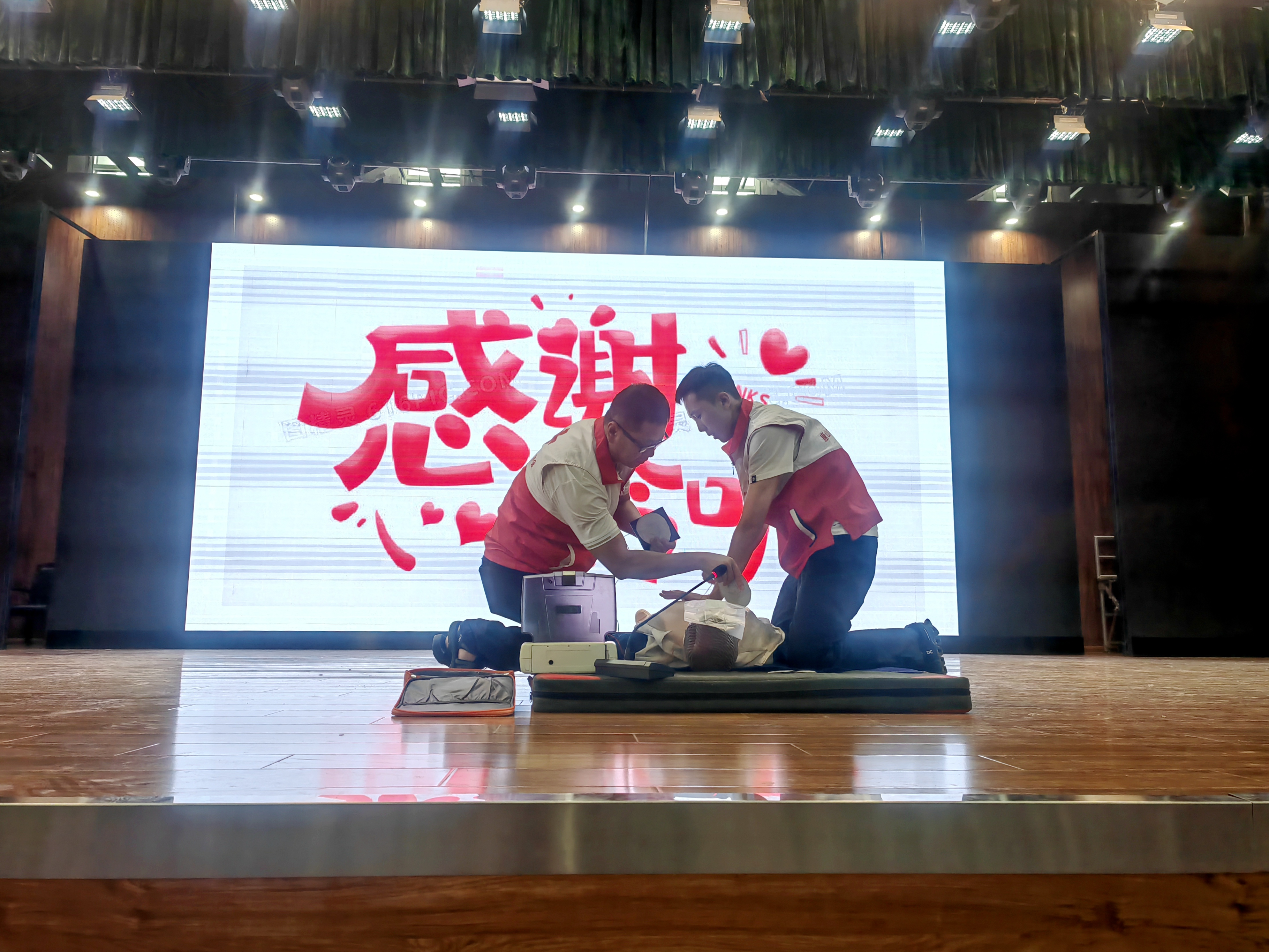 图片默认标题_fororder_图为路北校园应急救护队队员现场演示应急救护 朱松辰摄