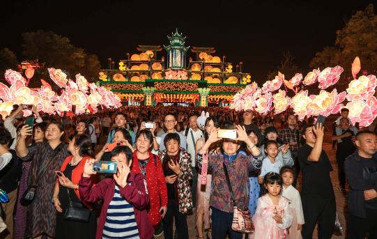 （转载）自贡首次国庆期间推出主题灯会 21万人次游客秋夜追光