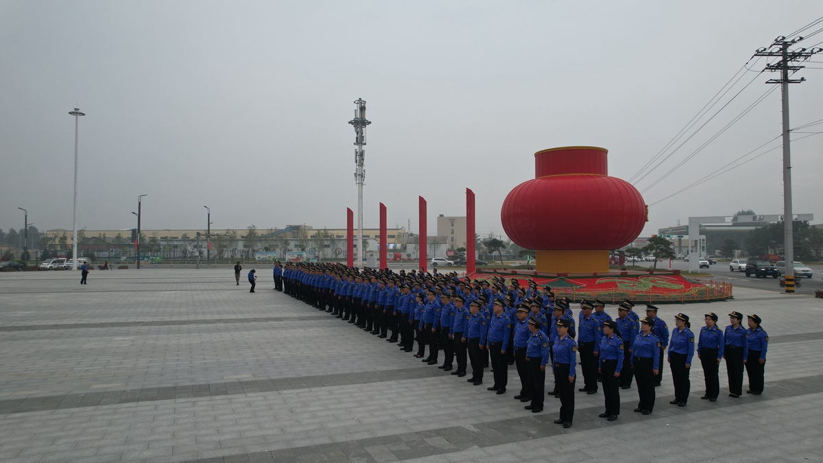 图片默认标题_fororder_无人机航拍满城区综合执法局整齐划一的队列 摄影 康胜
