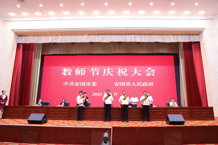 图片默认标题_fororder_图为受表彰先进个人代表。李青默摄.JPG