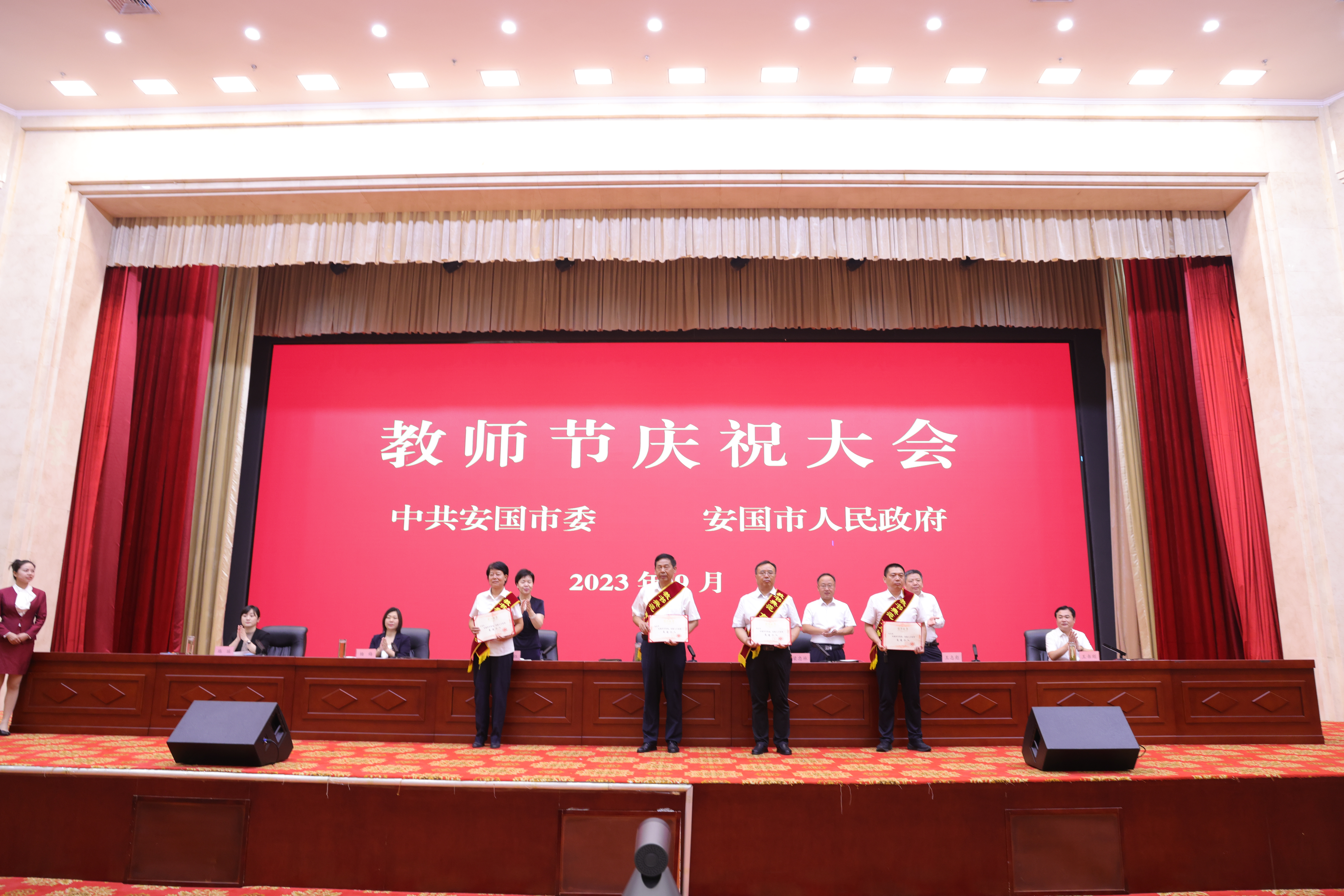 图片默认标题_fororder_图为受表彰先进个人代表。李青默摄.JPG