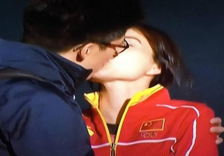 组图：霍启刚当众热吻郭晶晶 盛赞老婆很完美_娱乐_腾讯网