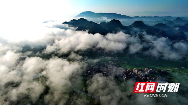 湖南新田：云雾升腾美 山川黛色青