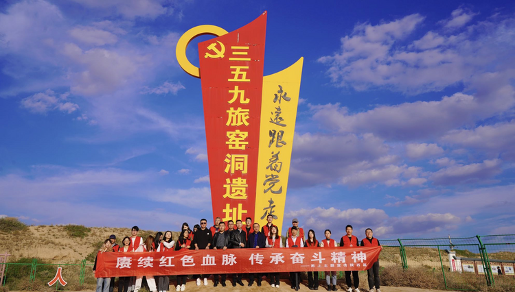 媒体团走进榆林定边盐场 重温三五九旅打盐革命往事_fororder_图片2