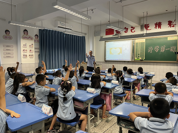 重庆交通执法部门走进鱼洞二小 开展“交通安全知识开学第一课”_fororder_图片1