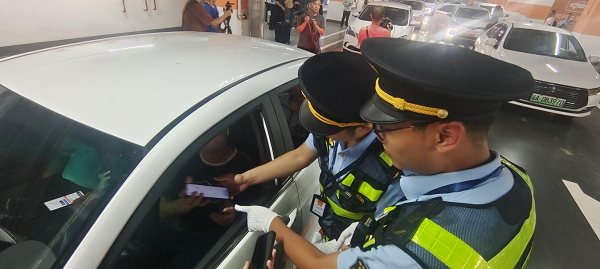 重庆交通执法部门在重庆西站集中开展指路引导、普法服务、执法检查等志愿服务活动_fororder_图片2