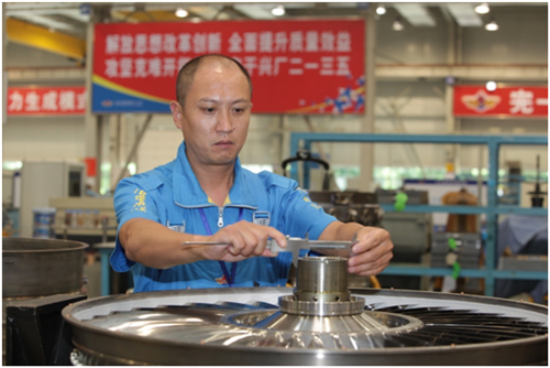 【中国梦·大国工匠篇】战机“心脏医生”：千锤百炼筑梦蓝天 匠心守护“中国战鹰”