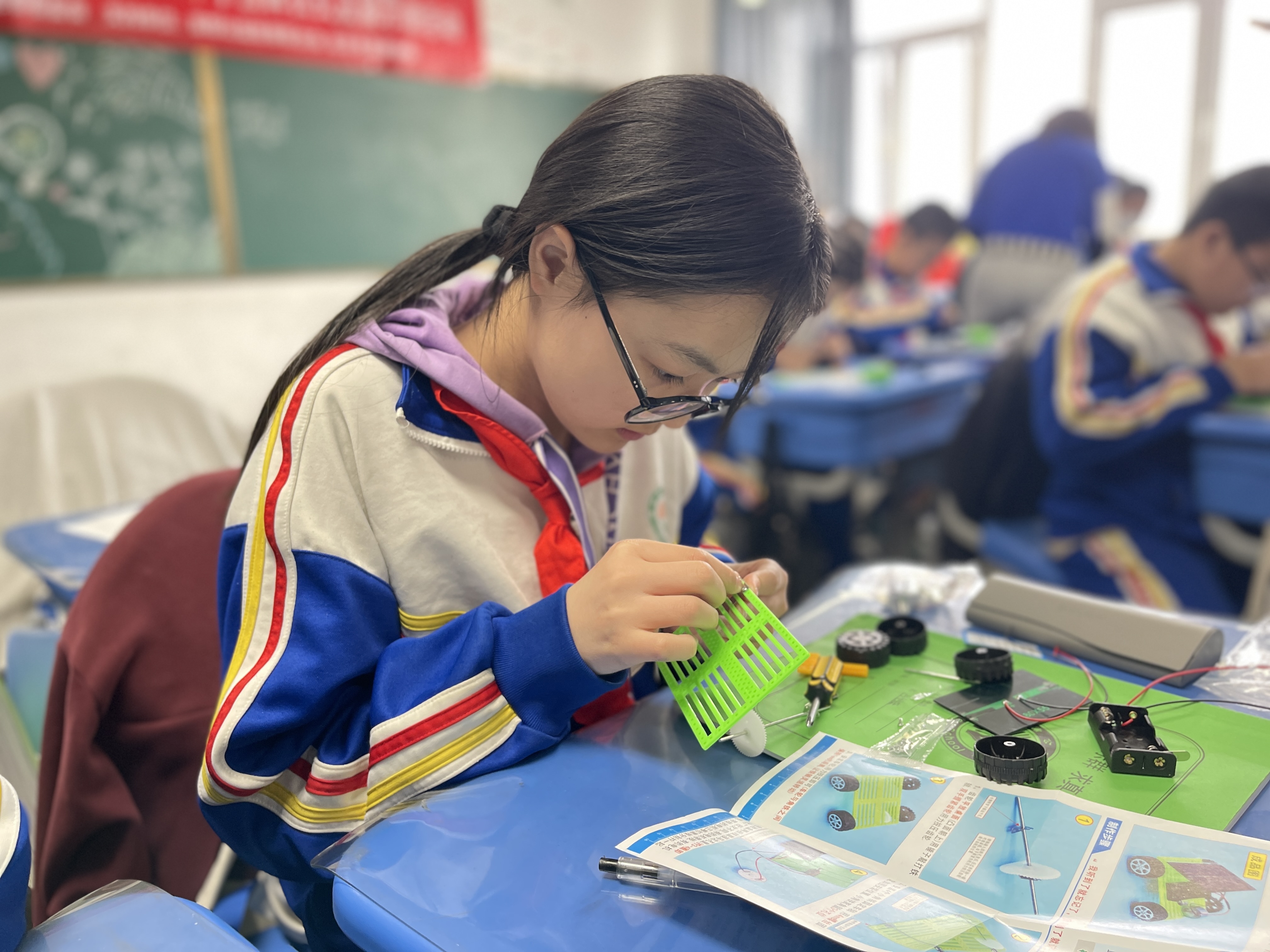 【2023企业社会责任】施耐德电气可持续发展少年课堂_fororder_学生学习SDG7清洁能源课程，动手制作太阳能小汽车