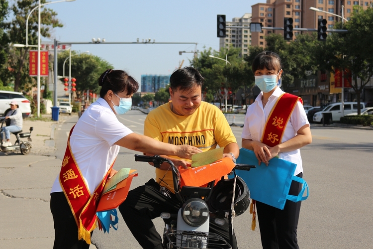 保定市满城区：推广普通话 奋进新征程_fororder_工作人员为过往行人讲解说普通话的意义 摄影 康小江