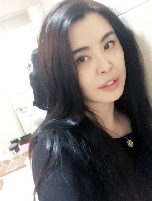 王祖贤中秋晒照送祝福：世间话，留给世间人去说