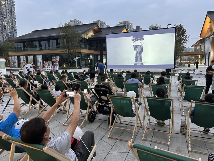 （转载）在成都街头感受电影魅力 首届“金熊猫”奖户外展映活动举行