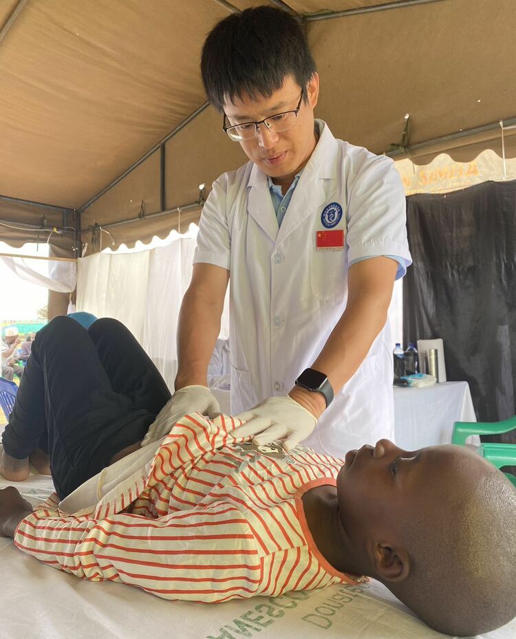 援外日记丨患儿母亲叮嘱孩子：要记住中国来的医生！