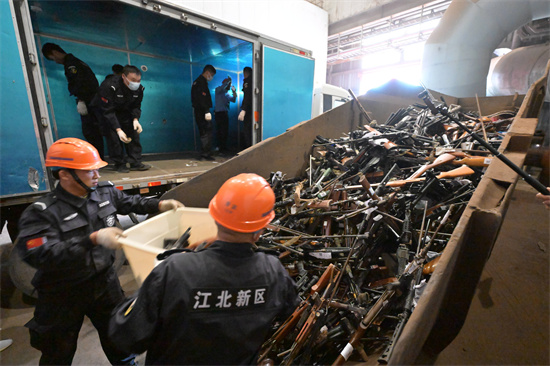 江苏公安机关开展集中销毁非法枪爆物品活动_fororder_图片3