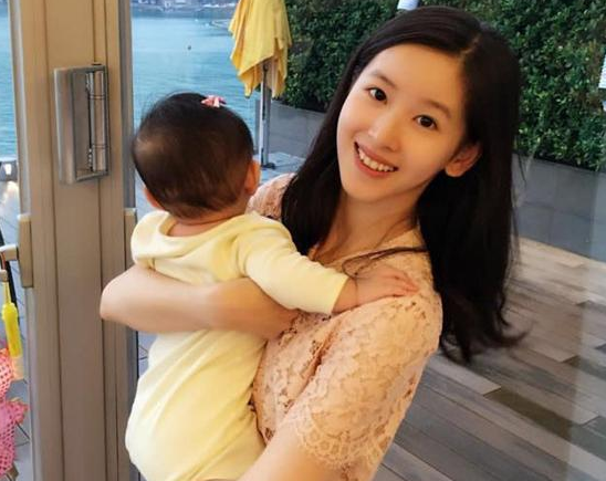 奶茶妹妹抱娃现身 管理家庭投资和刘强东分工不同