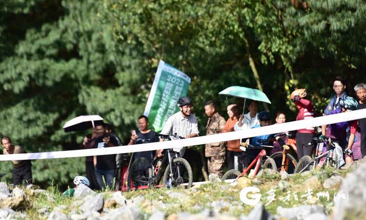“多彩贵州”自行车联赛（百里杜鹃站）开赛 选手竞逐最美越野赛道
