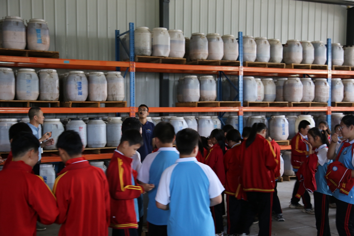 保定市满城区开展科普体验蜂蜜酿制实践活动_fororder_学生们参观蜂蜜加工制作车间 摄影 宋王晗.JPG