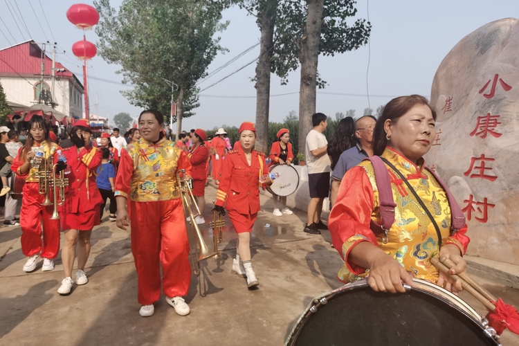 永葆“攀山”劲头 “蹚出”共富路子 ——保定徐水山村搬迁30年的“振兴”密码_fororder_欢庆搬迁巨变，村里如同过节。刘柯旋 摄