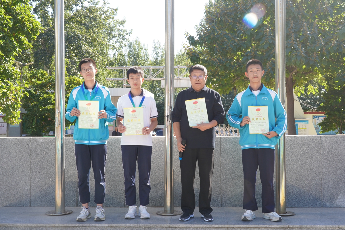 保定市满城区参加“河北省首届全民健身大会国际跳棋总决赛”获佳绩_fororder_燕南中学为获奖学生颁发荣誉证书 摄影 李静