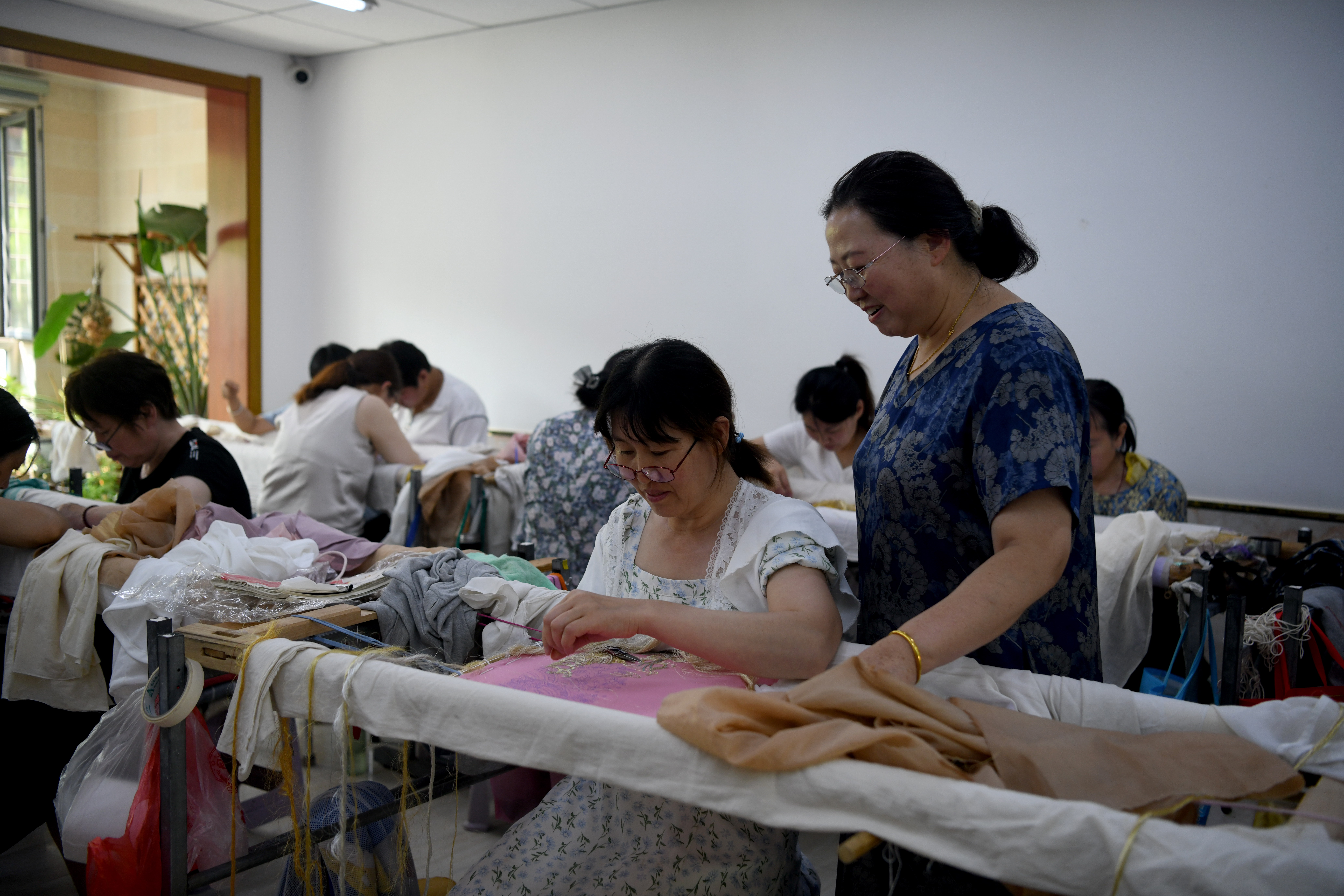 河北隆化：一针一线绣出幸福生活_fororder_5