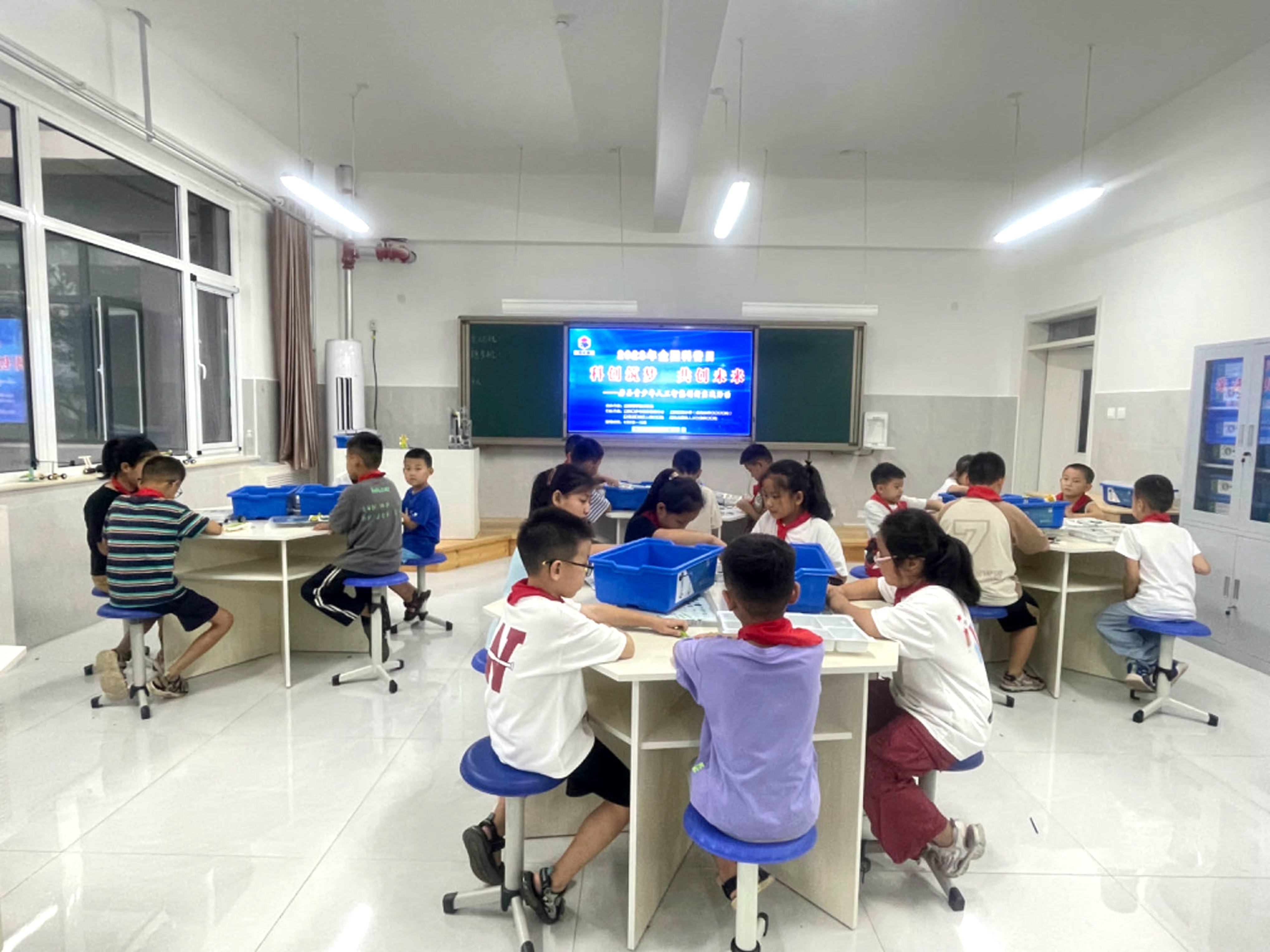 河北唐县：科创筑梦 共创未来_fororder_同学们正在进行人工智能创新实践活动