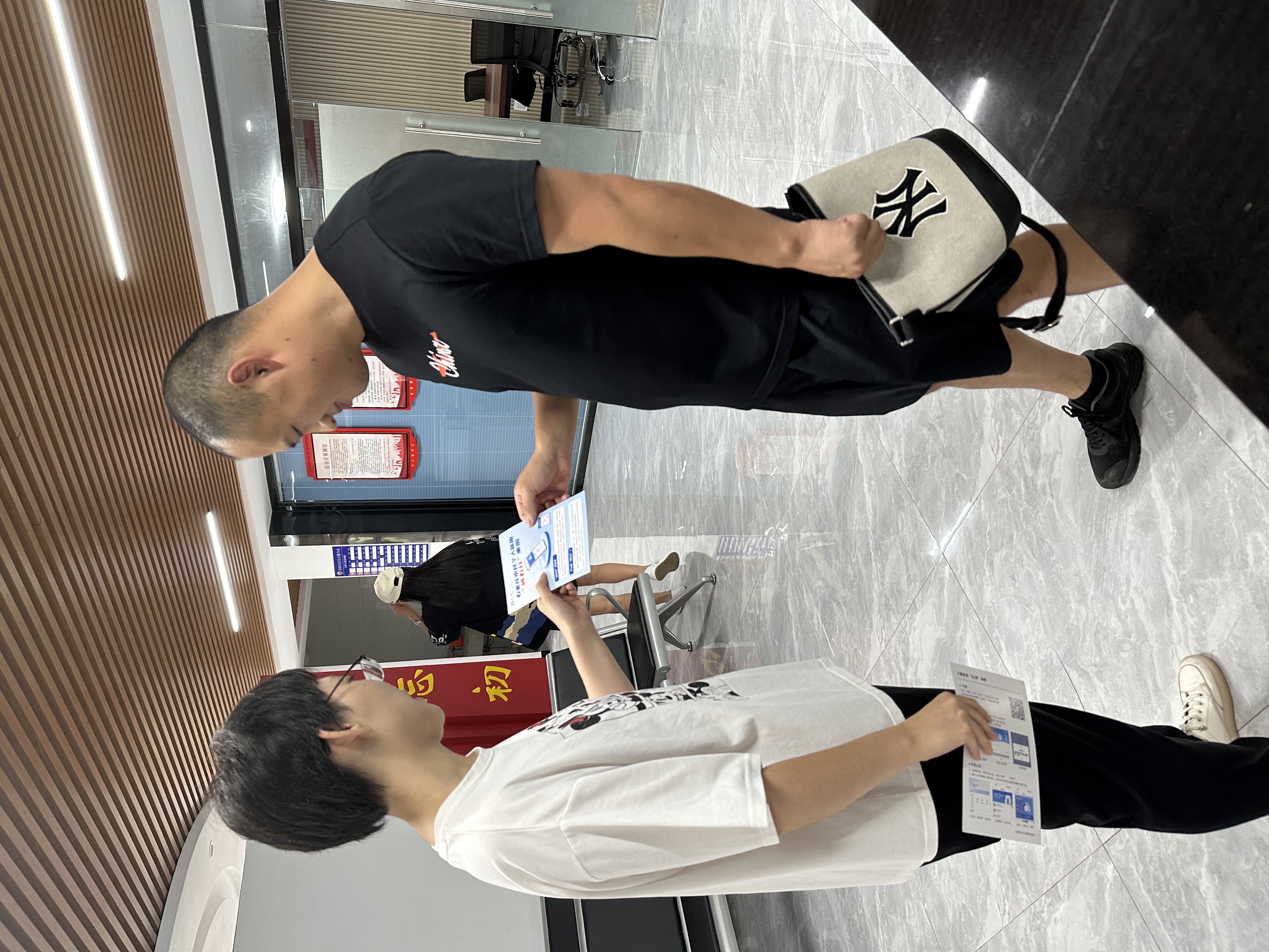 裕华区行政审批局“石i民”宣传推广活动_fororder_工作人员发放宣传折页2