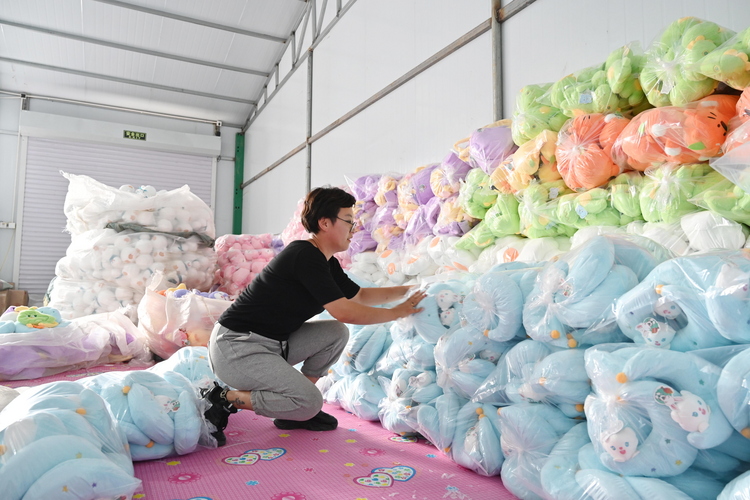 河北盐山：毛绒玩具加工忙  拓宽村民增收路_fororder_图片9