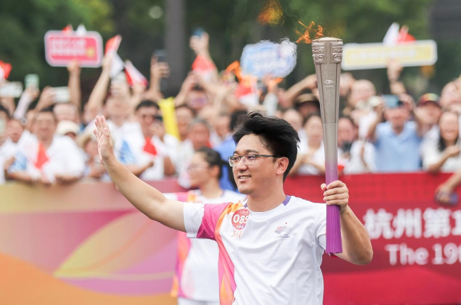 快手联合创始人杨远熙参与杭州亚运会火炬传递