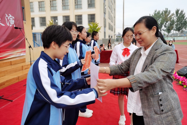 唐山开平：诗颂祖国  礼赞华夏_fororder_图5：图为老师为获奖班级颁发奖状