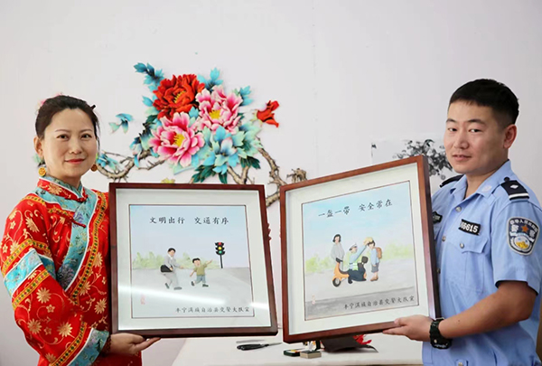 河北丰宁：非遗“布糊”艺术助力交通安全 传递文明出行理念_fororder_郝如香将制作好的“交通布糊”作品赠送给交警大队工作人员  拍摄程里