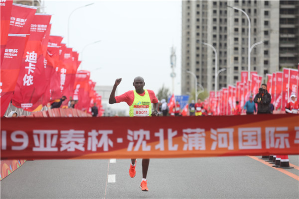沈阳蒲河岸边4000余名跑友演绎“速度与激情”