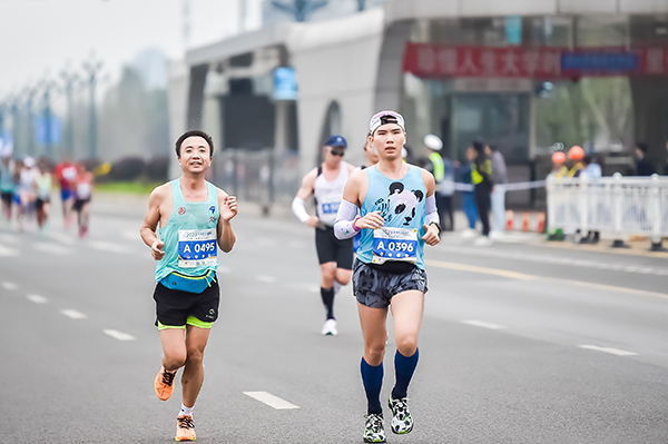 2023宜宾长江马拉松在宜宾激情开跑_fororder_选手赛道风采-供图-主办方1