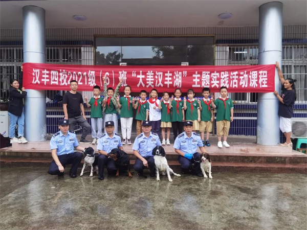 重庆开州举行“警营开放日”  萌娃与警犬上演“零距离”接触_fororder_图片1