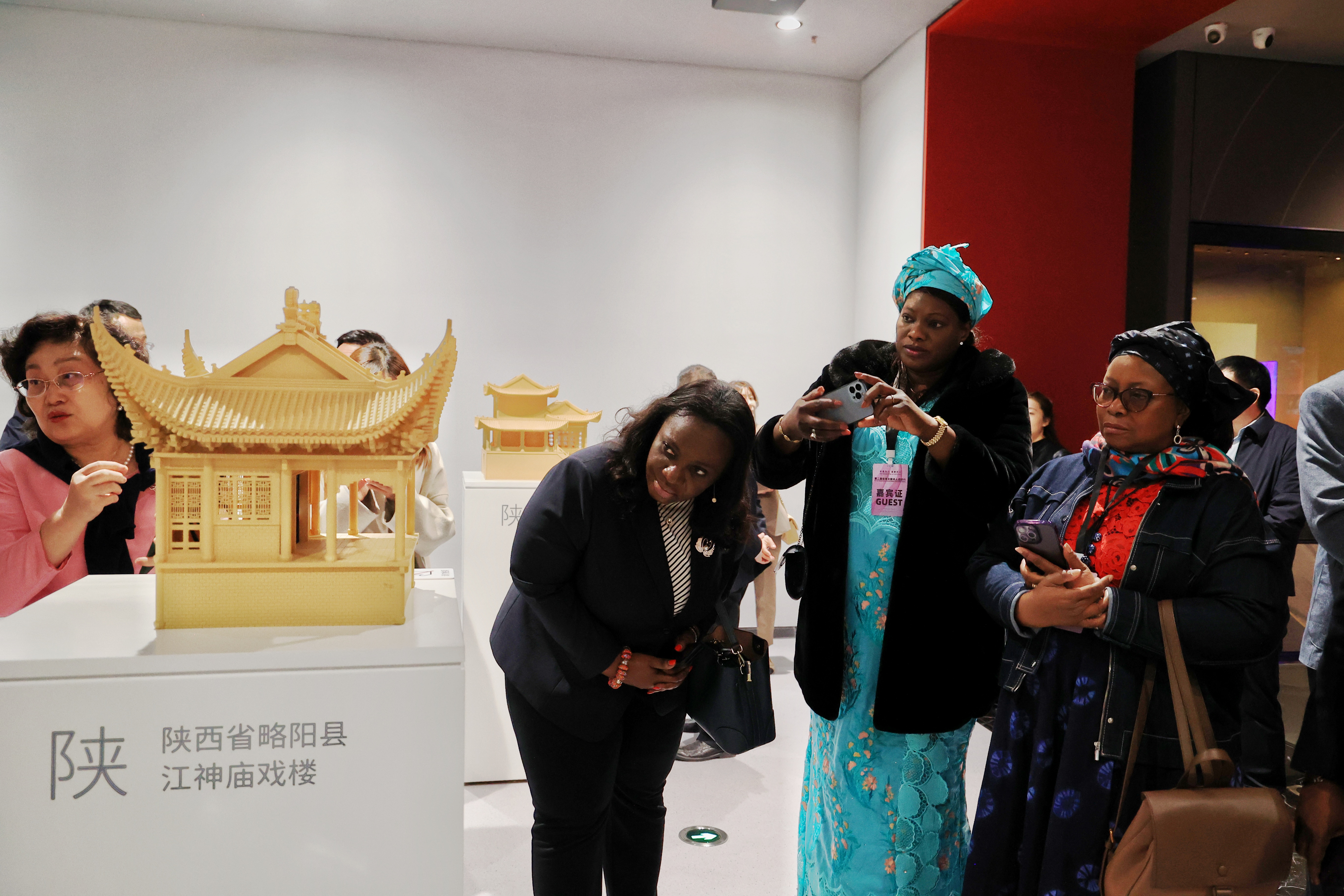 组图 | 梨园听秦声 坊间寻乡韵 驻华大使夫人在丝路起点遇见美好新城